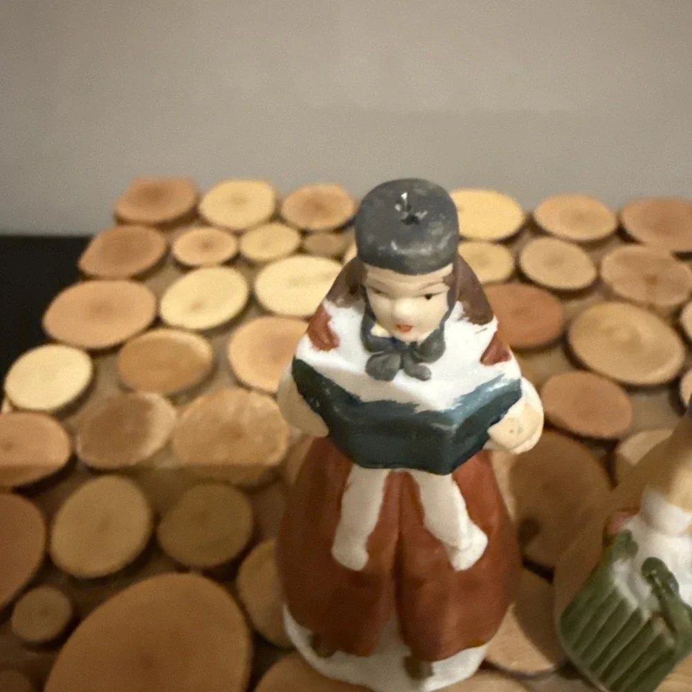 Unmarked Christmas Village Figures Lot Of‎ 3